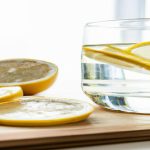 Co daje picie wody z cytryną?